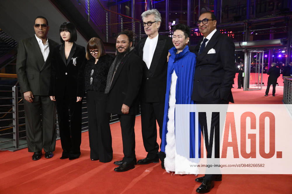 Reinaldo Marcus Green, Bae Doona, Ewa PuszczyÅ ska, Min Bahadur Bham, Wim Wenders, Hikari und Shivendra Singh Dungarpur bei der Closing Ceremony mit Preisverleihung auf der Berlinale 2026 76. Internationale Filmfestspiele Berlin im Berlinale Palast. Berlin