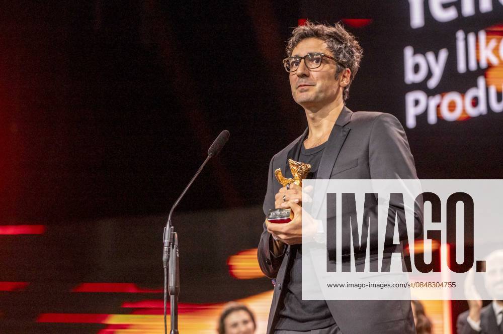 Abb Ilker Catak Regisseur Deutscher Sieger mit goldenem Baeren GOLDEN BEAR FOR BEST FILM Gelbe Briefe (Yellow Letters) im Berlinale Palast bei der Berlinale 2026 Abschlussveranstaltung und Preisverleihung der 76.Internationale Filmfestspiele Berlin am Samstag 21.02.2026 in Berlin Berlin Deutschland