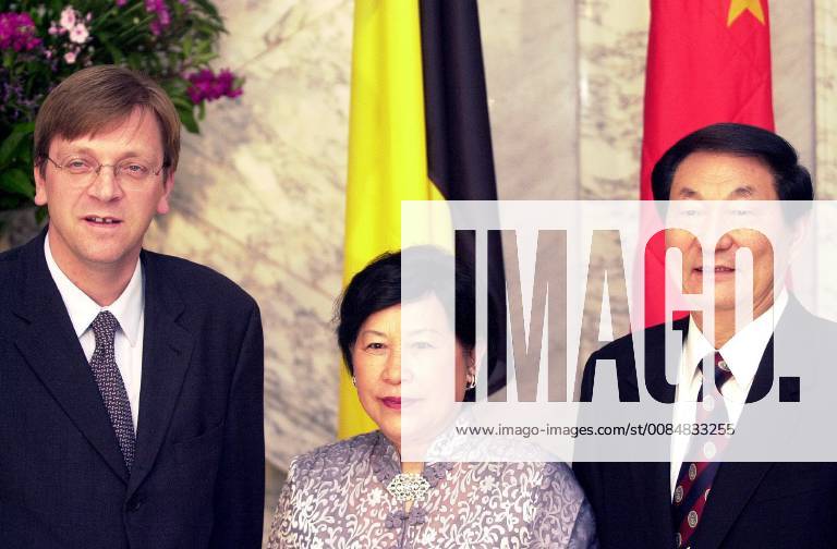 BRU53--BRUSSELS, BELGIUM : The Chinese Prime minister Zhu RONGJI (R), together with his wife, met his Belgian colleague Guy VERHOFSTADT (L) this afternoon at Val Duchesse Hertoginnendal, here in Brussels during his 3-days visit to Belgium. : Geert VANDEN WIJNGAERT GEERTxVANDENxWIJNGAERT x491119x