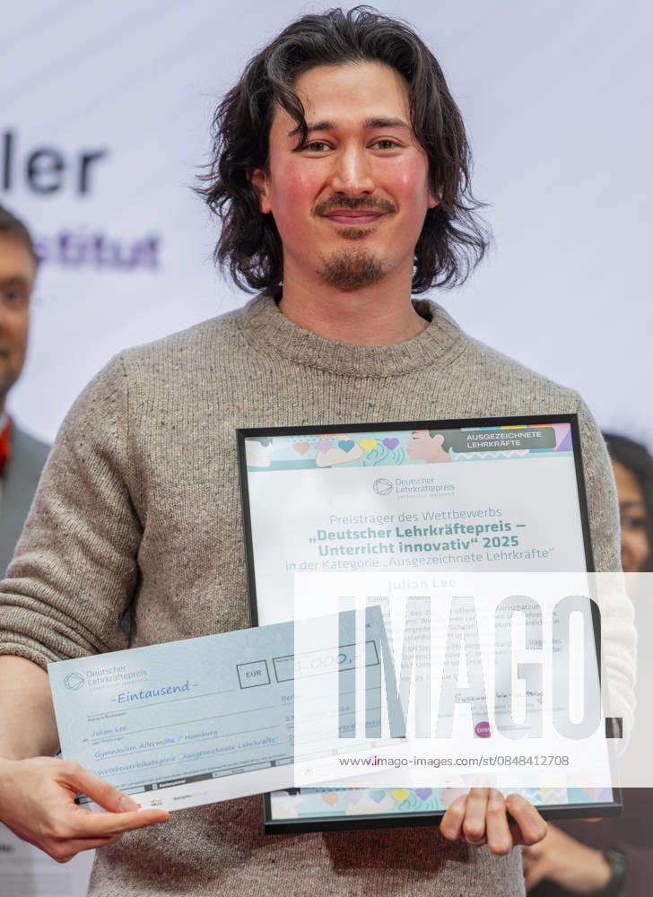 Julian Lee - Deutscher Lehrkräftepreis 2025 EUR, Deutschland, Berlin, 23.02.2026: Kategorie Ausgezeichnete Lehrkräfte ein Preisträger ist Julian Lee (Englisch und Philosophie) vom Gymnasium Allermöhe, Hamburg. Preisverleihung des Deutscher Lehrkräftepreis 2025. Zehn Lehrkräfte, drei Schulleitungen und fünf Lehrkräfte-Teams aus zehn Bundesländern werden in dieser Wettbewerbsrunde für ihre herausragenden Leistungen ausgezeichnet.