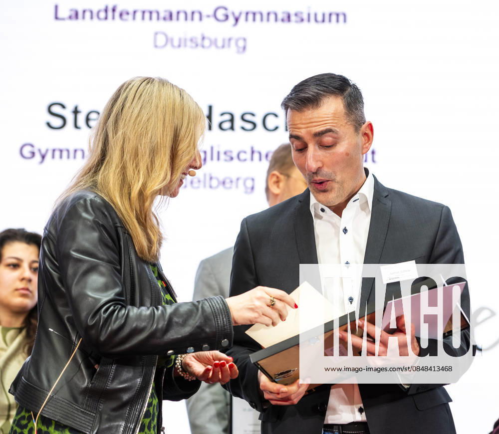 Serhat Gökce - Deutscher Lehrkräftepreis 2025 EUR, Deutschland, Berlin, 23.02.2026: Anna Stolz - Bayrische Staatsministerin für Unterricht und Kultus überreicht Serhat Gökce von der Beruflichen Schule 9 in Nürnberg aus Bayern.einen Preis für Ausgezeichnete Lehrkräfte. Preisverleihung des Deutscher Lehrkräftepreis 2025. Zehn Lehrkräfte, drei Schulleitungen und fünf Lehrkräfte-Teams aus zehn Bundesländern werden in dieser Wettbewerbsrunde für ihre herausragenden Leistungen ausgezeichnet.