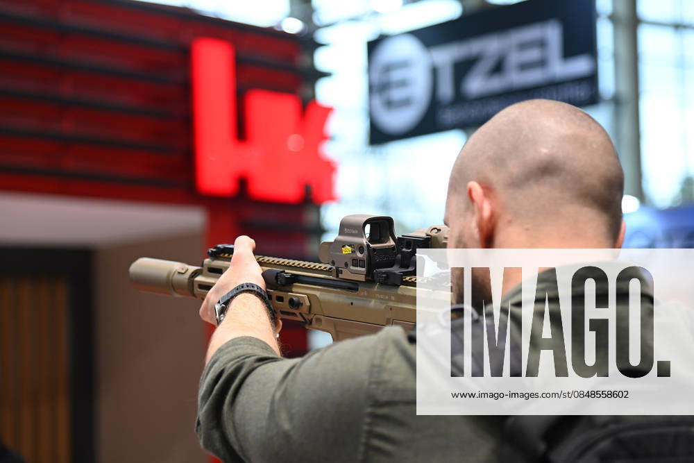 Besucher am Stand von HK, Heckler und Koch,Sturmgewehre im Anschlag,Waffen,Gewehr.Schusswaffen. Die Enforce Tac als Deutschlands Leitmesse fuer Sicherheit und Verteidigung vom 23.-25.02.2206 in der Messe Nuernberg.