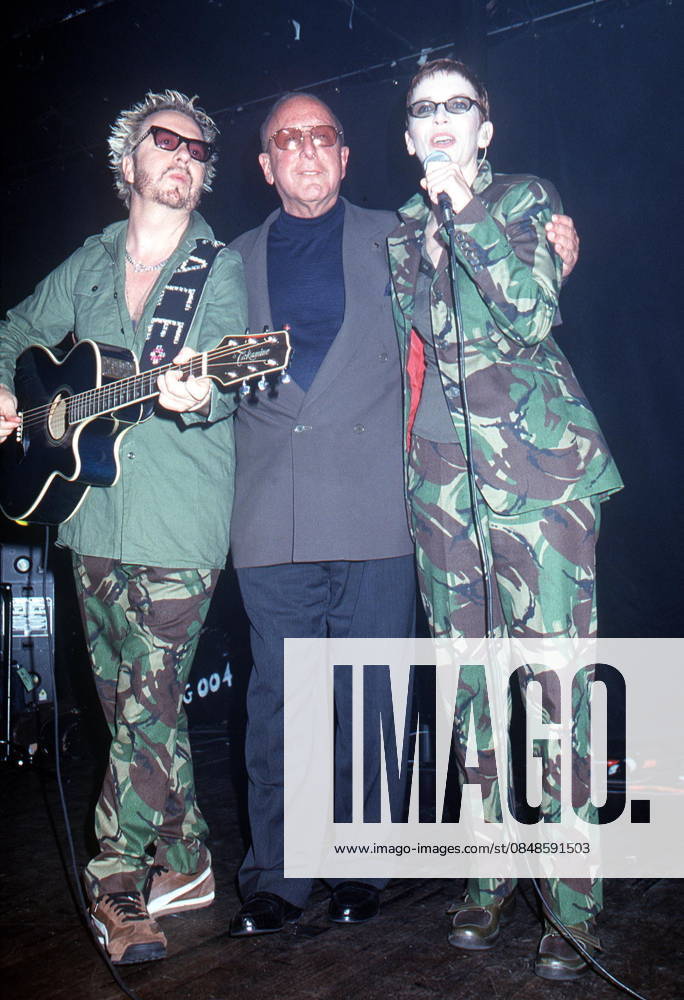 PEACE EURYTHMICS ALBUM Sept. 30, 1999 - K16784HMc: THE EURYTHIMCS CELEBRATE THEIR HIGHLY ANTICIPATED RENUNION ALBUM. PEACE AT THE KIT KAT CLUB, NYC. 9 30 99.DAVE STEWART AND ANNIE LENNOX W CLIVE DAVIS. HENRY McGEE 1999
