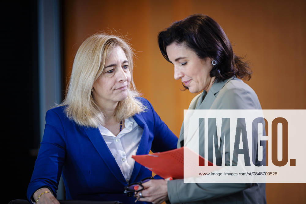 Nina Warken (CDU), Bundesministerin fuer Gesundheit, und Dorothee Baer (CSU), Bundesministerin fuer Forschung, Technologie und Raumfahrt, aufgenommen im Rahmen einer Kabinettssitzung. Berlin, 25.02.2026. Berlin Deutschland