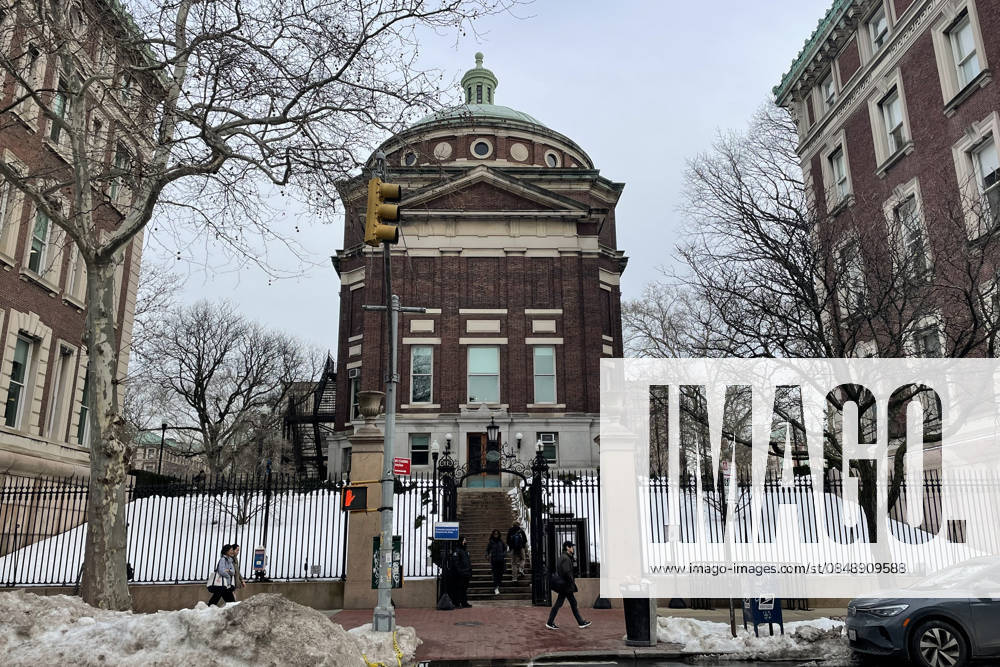People walk past buildings at Columbia University in New York City, USA 26 February 2026. Ellie Aghayeva, the Columbia University student detained by Department of Homeland Security (DHS) agents who allegedly claimed to be police officers in order to gain entry to her apartment in an off-campus university building, has been released, she confirmed on her Instagram profile. The student detained at Columbia University by immigration agents has been released !ACHTUNG: NUR REDAKTIONELLE NUTZUNG!