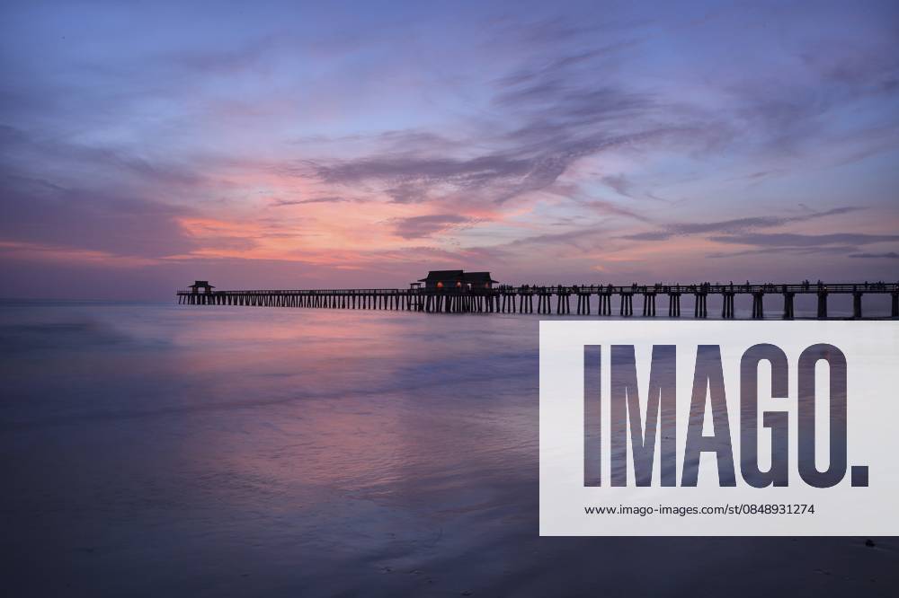 Rosa und lila Sonnenuntergang über dem Naples Pier im Sommer in Naples, Florida Pink and purple sunset over the Naples Pier in summer in Naples, Florida