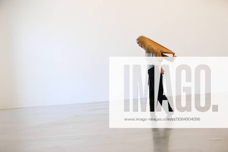 Naima Ferre während der Fotoprobe für die performative Ausstellung Inside Out im Rahmen des Festivals Tanz im August im Kindl Zentrum für zeitgenössische Kunst in Berlin, 8. August 2018. Premiere ist am 16. August 2018. Choreografie Isabelle Schad. Festival Tanz im August Inside Out