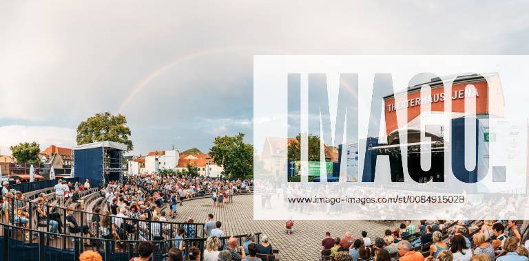 Der deutsche Jazzmusiker Nils Wülker bei seinem Auftritt auf der Kulturarena Jena am 9.8.2018 Ein Regenbogen über dem Theatervorplatz Jena Theatervorplatz Jena