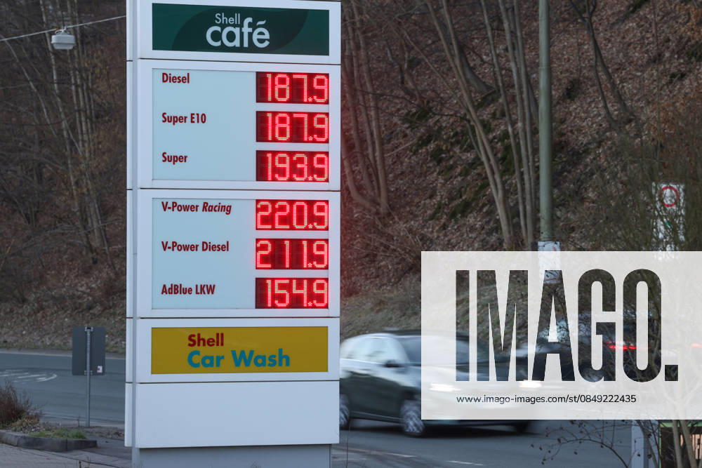 Wie hoch geht der Spritpreis wegen des Krieges im Iran? Shell Tankstelle in Siegen. Die aktuellen Spritpreise am Morgen. Die Preise gehen deutlich nach oben. Tankstelle, Spritpreise am 02.03.2026 in Siegen Deutschland.