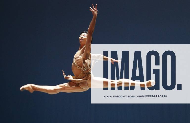 (180811) -- SHANGHAI, Aug. 11, 2018 -- Chinese contestant Shi Yue performs during the Sixth Shanghai International Ballet Competition in Shanghai, east China, Aug. 11, 2018. The competition closed here on Saturday. ) (zwx) CHINA-SHANGHAI-BALLET COMPETITION-CLOSING (CN) RenxLong