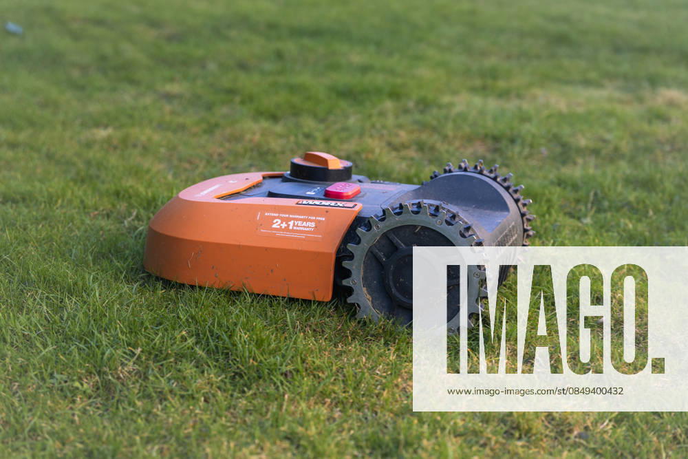 Ein Mähroboter steht auf einer Rasenfläche in einem Garten in Gummersbach. Symbolbild zum Thema automatisierte Gartenpflege und moderne Haushaltstechnik. Gummersbach, Nordrhein-Westfalen