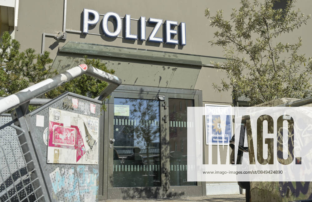 Kotti-Wache, Polizeiwache am Kottbusser Tor, Kreuzberg, Berlin, Deutschland