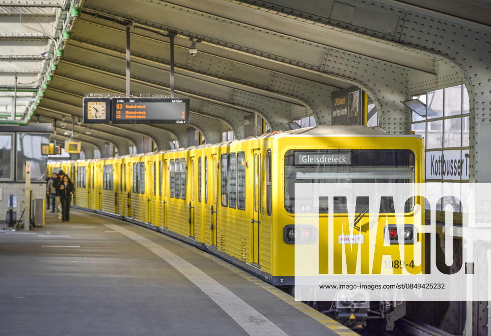 U-Bahn, U3, Hochbahn, Zug, Bahnhof Kottbusser Tor, Kreuzberg, Bezirk Friedrichshain-Kreuzberg, Berlin, Deutschland