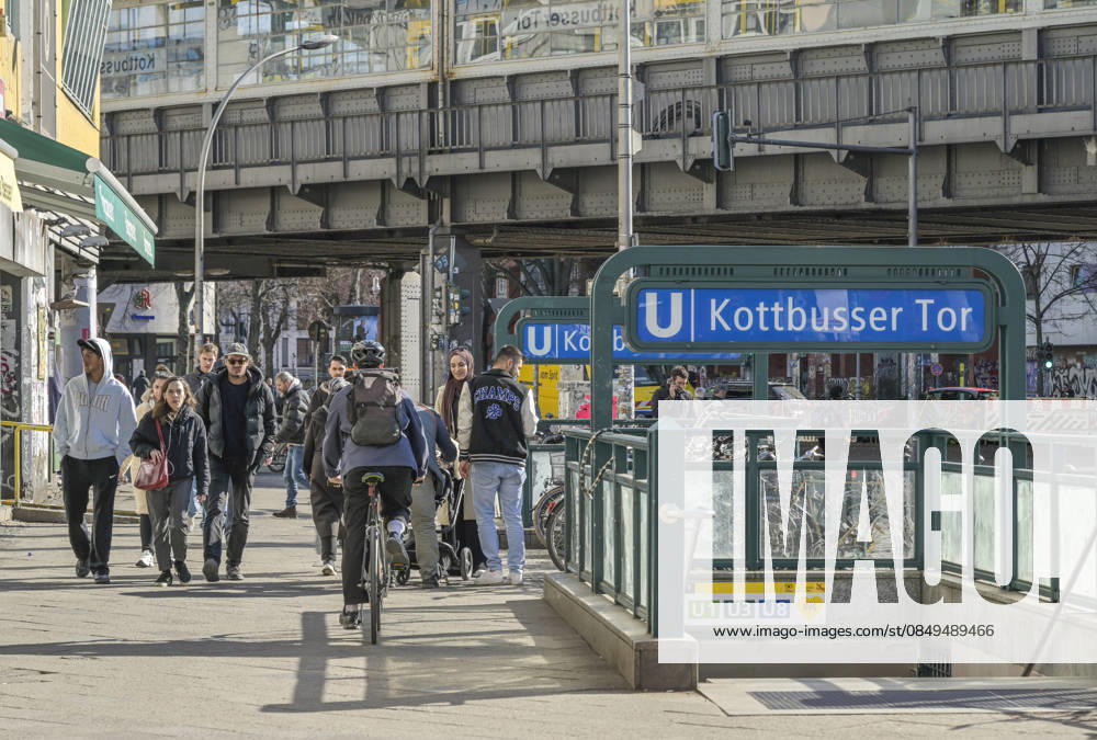 Eingang U-Bahnhof, Straßenszene, Kottbusser Tor, Kreuzberg, Berlin, Deutschland