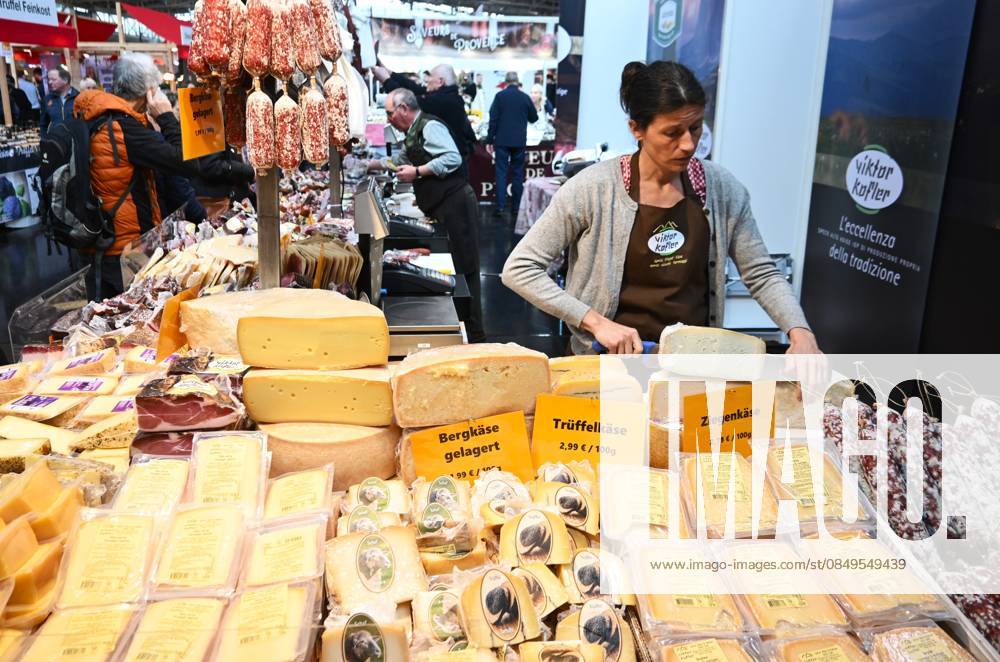 Internationale Handwerksmesse auf dem Messegelände der Messe München, sowie Handwerk und Design, Food and Life. Foto: In der Halle B3 - Food and Life - gibt es auch Käse und Wurstwaren