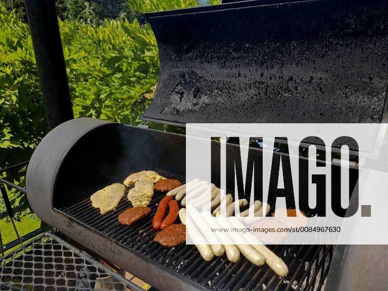 Grillfleisch und Wuerstchen in einem Barbecue-Smoker, Deutschland grill meat in a Barbecue-Smoker, Germany BLWS489598