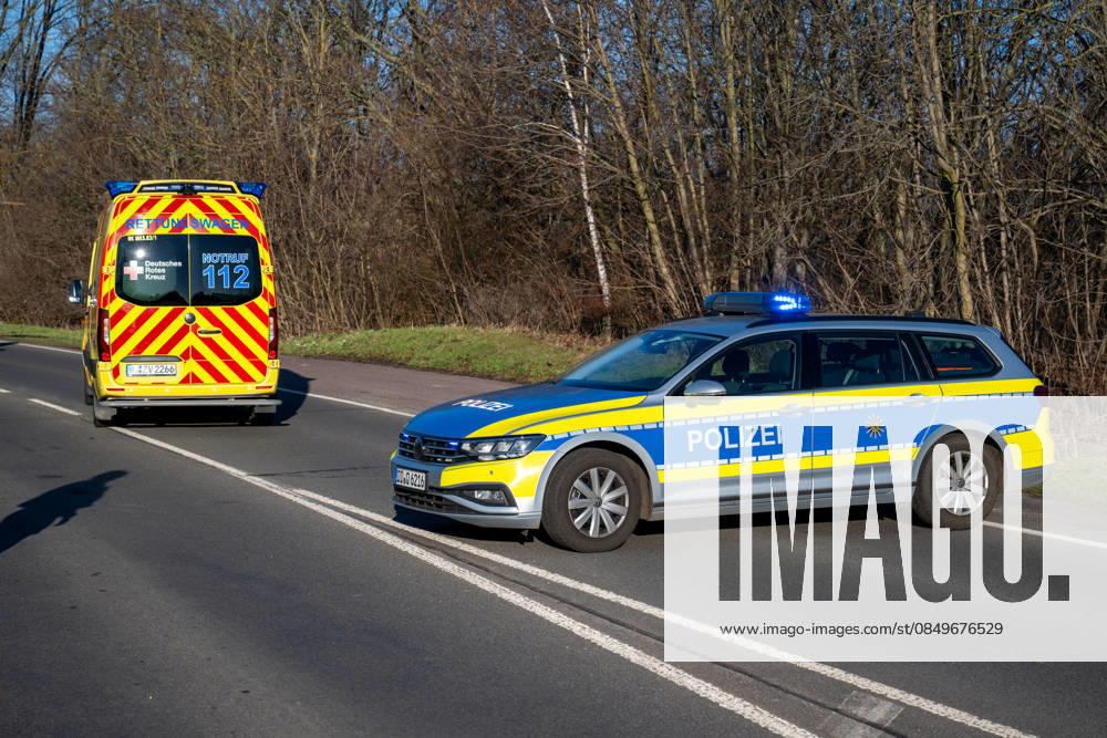Leipzig Markranstädt - Unfall auf der B87 am Kulkwitzer See: Autofahrer überschlägt sich, schwer verletzt 25.02.2026 gegen 15 Uhr Markranstädt, Leipziger Straße (B87) Zu einem schweren Verkehrsunfall kam es am Mittwochnachmittag auf der B87 zwischen Leipzig und Markranstädt. Nach ersten Angaben der Polizei war der Fahrer eines Mazda gegen 15 Uhr auf der Leipziger Straße von Markranstädt kommend in Richtung Leipzig unterwegs, als er aus bisher ungeklärter Ursache nach rechts von der Fahrbahn abkam und sich überschlug. Das Fahrzeug blieb auf dem Dach neben der Bundesstraße im Grünbett liegen. Ersthelfer alarmierten Feuerwehr und Rettungsdienst per Notruf 112. Eintreffende Rettungskräfte und Feuerwehrleute kümmerten sich um den