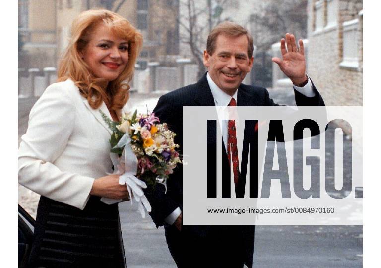 BRU004_21FEBR1997.(visit to liege) Czech President Vaclav Havel waves to onlookers as he enters with actress Dagmar Veskrnova his private villa following their private wedding ceremony in Prague 04 January. Veskrnova, 44, is a popular TV, -theatre and film actress with a full-time job in one of Prague s leading theatres. Havel s wife Olga died of cancer in January 1996 after 32 years of marriage. STANISLAVxPESKA x160545x