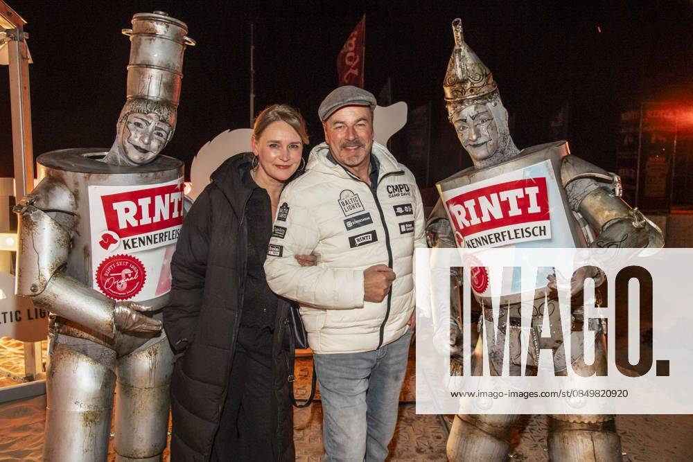 Abb Julia Demtroeder und Till Demtroeder Ehepaar Gastgeber am Strand bei 10.Jahre Baltic Lights 2026 Promi Charity Schlittenhunderennen zu Gunsten der Welthungerhilfe an der Ostsee zwischen der Seebruecke Ahlbeck und der Seebruecke Heringsdorf , Freitag 06.03.2026 in Heringsdorf MV Deutschland