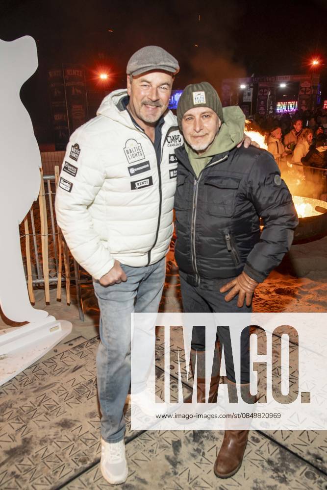 Abb Till Demtroeder und Erdogan Atalay zu Gast am Strand bei 10.Jahre Baltic Lights 2026 Promi Charity Schlittenhunderennen zu Gunsten der Welthungerhilfe an der Ostsee zwischen der Seebruecke Ahlbeck und der Seebruecke Heringsdorf , Freitag 06.03.2026 in Heringsdorf MV Deutschland