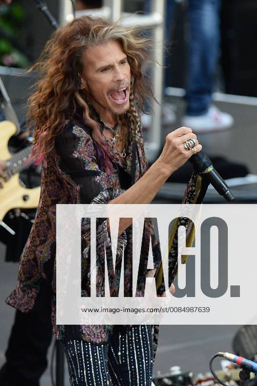 New York, NY, USA - August 15, 2018 New York City..Steven Tyler of Aerosmith performing on NBC s Today Show at Rockefeller Plaza ice rink on August 15, 2018 in New York City. New York USA - ZUMAny1_ 20180815_zaf_ny1_012