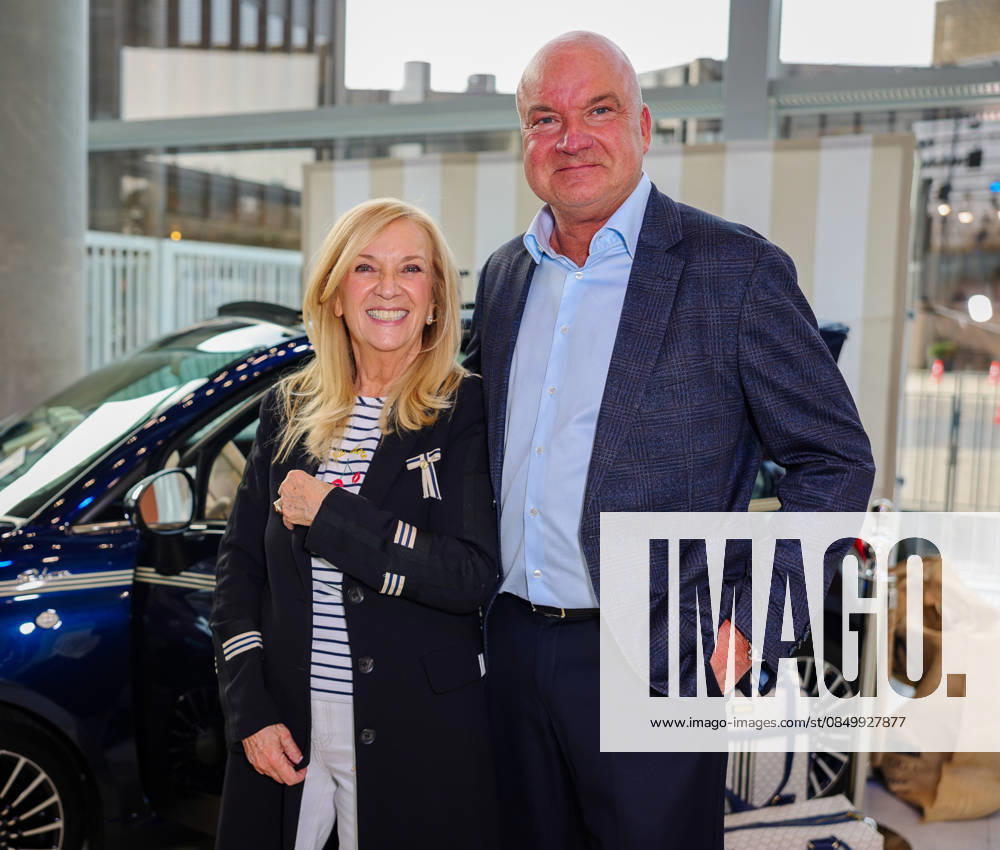 Neue Beauty-Ära bei Strandfein: Uta Raasch und Jeannine Halene präsentieren die Strandfein Beauty Signature Line - Designerin Uta Raasch mit ihrer Geschäftspartnerin Jeannine Halene (Agentur Rheinschurken.de ) setzen ein starkes Zeichen mit ihrer neu gegründeten Marke ! Im Foto ebenfalls QVC-CEO Mathias Bork - 10 Jahre Strandfein bei QVC Düsseldorf The Art of Beauty Messe NRW Deutschland
