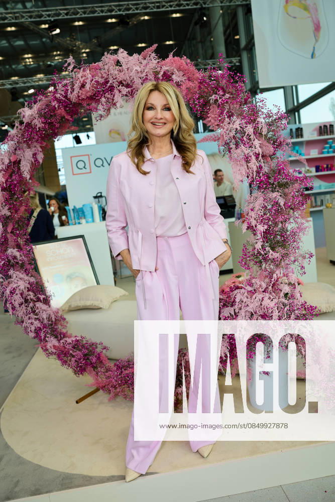 Neue Beauty-Ära bei Strandfein: Uta Raasch und Jeannine Halene präsentieren die Strandfein Beauty Signature Line - Frauke Ludowig am Stand von QVC, 10 Jahre Partner von Standfein