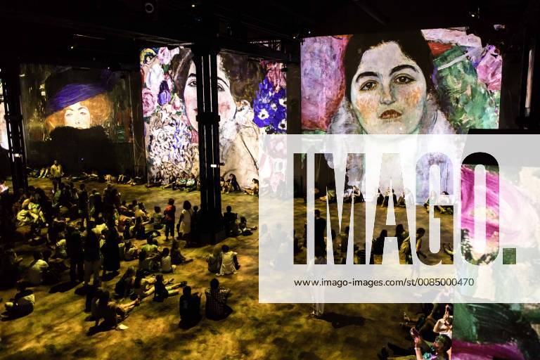 Paris, France le 16 aout 2018 - Exposition immersive a l Ateliers des Lumieres de Gustav Klimt, de Poetic_Ai par le collectif Ouchhh et de Hundertwasser. Immersive exhibition, at the Ateliers des Lumieres, of Gustav Klimt, of Poetic_Ai by the collective Ouchhh and Hundertwasser.