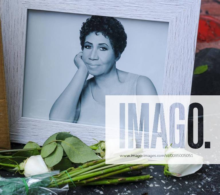 (180816) -- LOS ANGELES, Aug. 16, 2018 -- Flowers are placed on Aretha Franklin s star at the Hollywood Walk of Fame in Los Angeles, the United States, on Aug. 16, 2018. U.S. cultural icon Aretha Franklin died on Thursday at her home in Detroit, Michigan, at age 76 after a battle with pancreatic cancer. ) U.S.-LOS ANGELES-ARETHA FRANKLIN ZhaoxHanrong