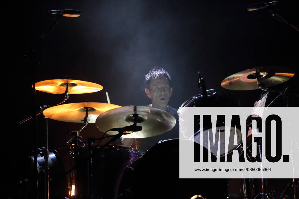 Simon Gilbert von der Band Suede bei einem Konzert in der Uber Eats Music Hall in Berlin, 9. März 2026. Suede Konzert Berlin