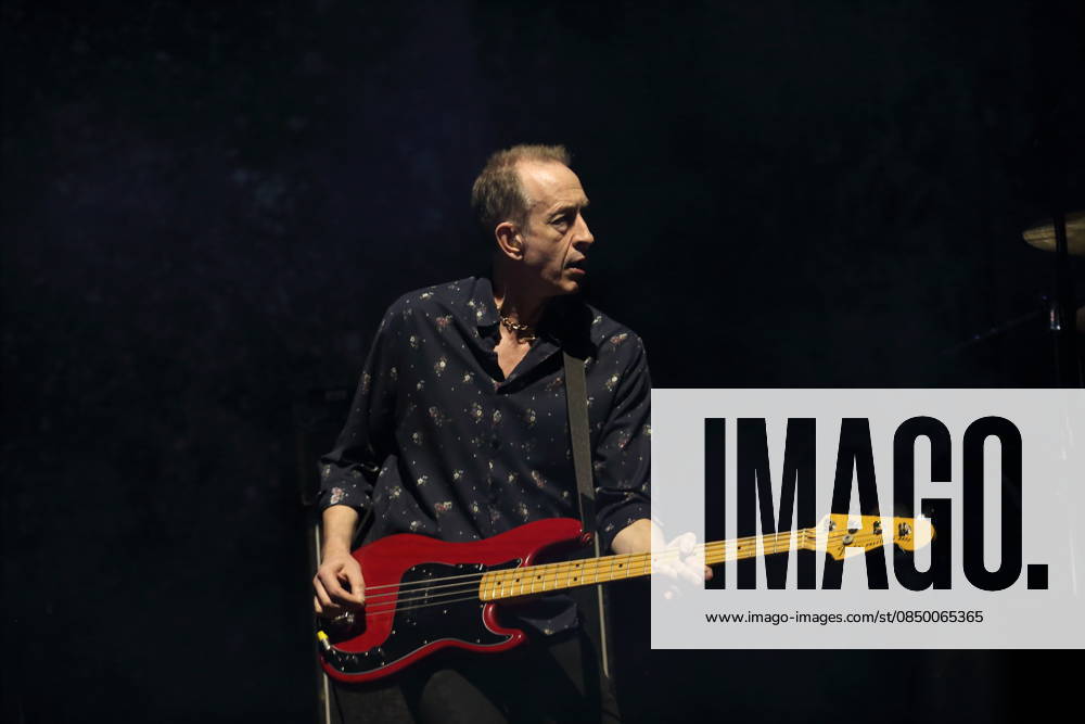 Mat Osman von der Band Suede bei einem Konzert in der Uber Eats Music Hall in Berlin, 9. März 2026. Suede Konzert Berlin