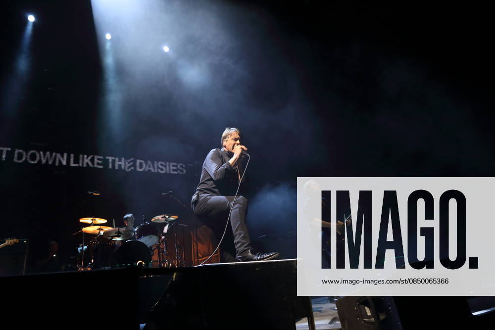 Simon Gilbert, Brett Anderson und Richard Oakes, v.l., von der Band Suede bei einem Konzert in der Uber Eats Music Hall in Berlin, 9. März 2026. Suede Konzert Berlin