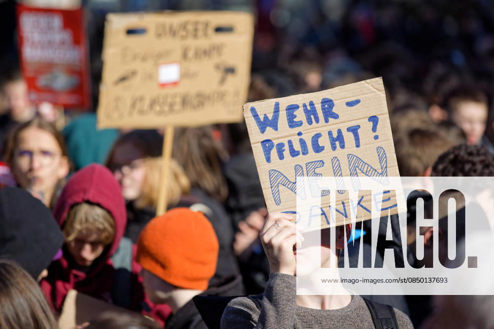 Berlin, Deutschland, DEU - Schulstreik gegen Wehrpflicht 05.03.2026, Berlin, Deutschland, DEU - Schulstreik gegen Wehrpflicht. Schueler aus Berlin streiken gegen eine moegliche Musterungen, Kriegsdienst und eine zunehmende Militarisierung. Demonstrant haelt ein Plakat mit der Aufschrift: Wehrpflicht nein Danke. MODEL RELEASE: NO, PROPERTY RELEASE: NO, (c) Stefan Trappe, http: www.trappe-foto.de, stefan@trappe-foto.de - Bei Verwendung des Fotos ausserhalb journalistischer Zwecke bitte Ruecksprache halten - Jede Nutzung des Fotos ist honorarpflichtig ! Berlin Potsdamer Platz Berlin Deutschland