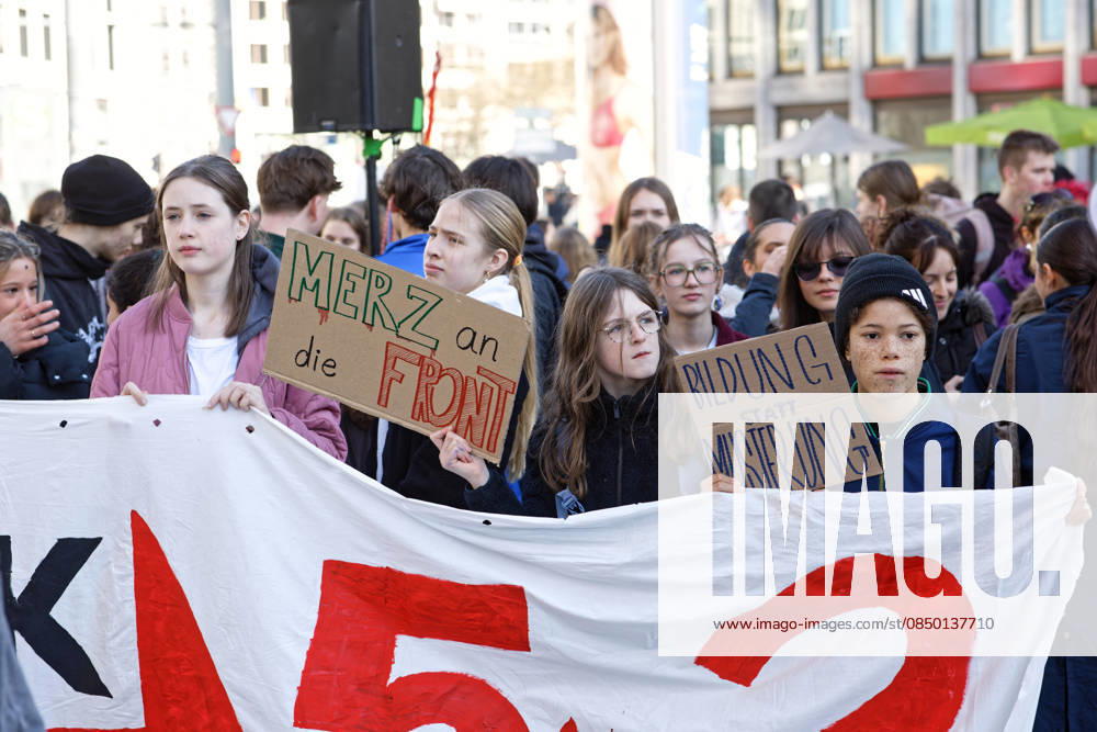 Berlin, Deutschland, DEU - Schulstreik gegen Wehrpflicht 05.03.2026, Berlin, Deutschland, DEU - Schulstreik gegen Wehrpflicht. Schueler aus Berlin streiken gegen eine moegliche Musterungen, Kriegsdienst und eine zunehmende Militarisierung. Demonstrant haelt ein Plakat mit der Aufschrift: Merz an die Front. MODEL RELEASE: NO, PROPERTY RELEASE: NO, (c) Stefan Trappe, http: www.trappe-foto.de, stefan@trappe-foto.de - Bei Verwendung des Fotos ausserhalb journalistischer Zwecke bitte Ruecksprache halten - Jede Nutzung des Fotos ist honorarpflichtig ! Berlin Potsdamer Platz Berlin Deutschland