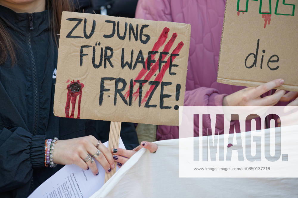 Berlin, Deutschland, DEU - Schulstreik gegen Wehrpflicht 05.03.2026, Berlin, Deutschland, DEU - Schulstreik gegen Wehrpflicht. Schueler aus Berlin streiken gegen eine moegliche Musterungen, Kriegsdienst und eine zunehmende Militarisierung. Demonstrant haelt ein Plakat mit der Aufschrift: Zu Jung fuer Waffe Fritze. MODEL RELEASE: NO, PROPERTY RELEASE: NO, (c) Stefan Trappe, http: www.trappe-foto.de, stefan@trappe-foto.de - Bei Verwendung des Fotos ausserhalb journalistischer Zwecke bitte Ruecksprache halten - Jede Nutzung des Fotos ist honorarpflichtig ! Berlin Potsdamer Platz Berlin Deutschland