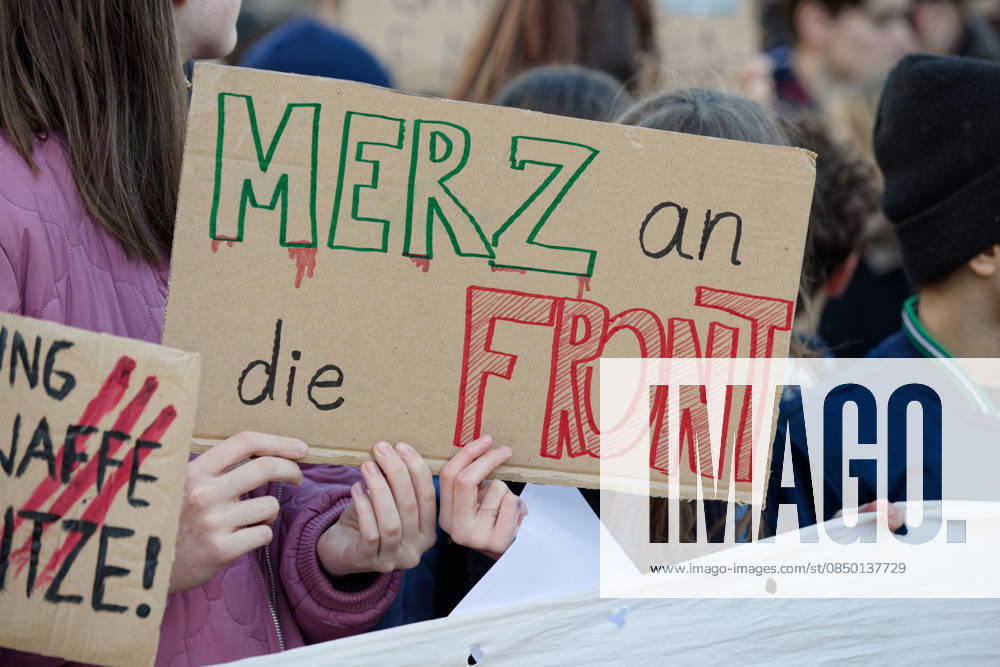 Berlin, Deutschland, DEU - Schulstreik gegen Wehrpflicht 05.03.2026, Berlin, Deutschland, DEU - Schulstreik gegen Wehrpflicht. Schueler aus Berlin streiken gegen eine moegliche Musterungen, Kriegsdienst und eine zunehmende Militarisierung. Demonstrant haelt ein Plakat mit der Aufschrift: Merz an die Front. MODEL RELEASE: NO, PROPERTY RELEASE: NO, (c) Stefan Trappe, http: www.trappe-foto.de, stefan@trappe-foto.de - Bei Verwendung des Fotos ausserhalb journalistischer Zwecke bitte Ruecksprache halten - Jede Nutzung des Fotos ist honorarpflichtig ! Berlin Potsdamer Platz Berlin Deutschland