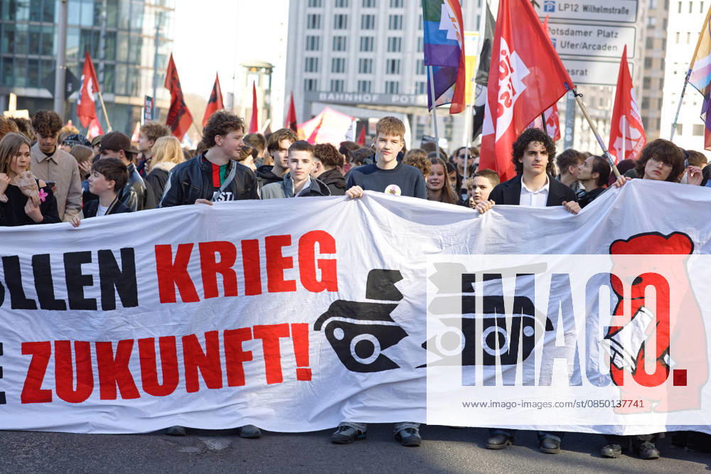 Berlin, Deutschland, DEU - Schulstreik gegen Wehrpflicht 05.03.2026, Berlin, Deutschland, DEU - Schulstreik gegen Wehrpflicht. Schueler aus Berlin streiken gegen eine moegliche Musterungen, Kriegsdienst und eine zunehmende Militarisierung. MODEL RELEASE: NO, PROPERTY RELEASE: NO, (c) Stefan Trappe, http: www.trappe-foto.de, stefan@trappe-foto.de - Bei Verwendung des Fotos ausserhalb journalistischer Zwecke bitte Ruecksprache halten - Jede Nutzung des Fotos ist honorarpflichtig ! Berlin Potsdamer Platz Berlin Deutschland