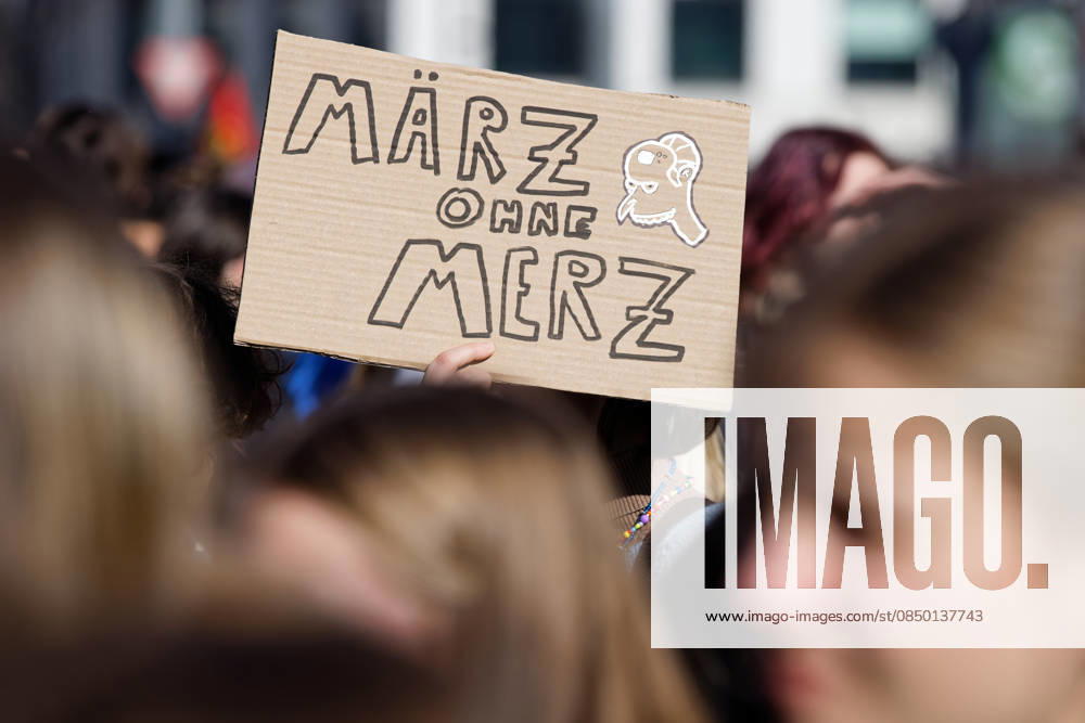 Berlin, Deutschland, DEU - Schulstreik gegen Wehrpflicht 05.03.2026, Berlin, Deutschland, DEU - Schulstreik gegen Wehrpflicht. Schueler aus Berlin streiken gegen eine moegliche Musterungen, Kriegsdienst und eine zunehmende Militarisierung. Demonstrant haelt ein Plakat mit der Aufschrift: März ohne Merz. MODEL RELEASE: NO, PROPERTY RELEASE: NO, (c) Stefan Trappe, http: www.trappe-foto.de, stefan@trappe-foto.de - Bei Verwendung des Fotos ausserhalb journalistischer Zwecke bitte Ruecksprache halten - Jede Nutzung des Fotos ist honorarpflichtig ! Berlin Potsdamer Platz Berlin Deutschland