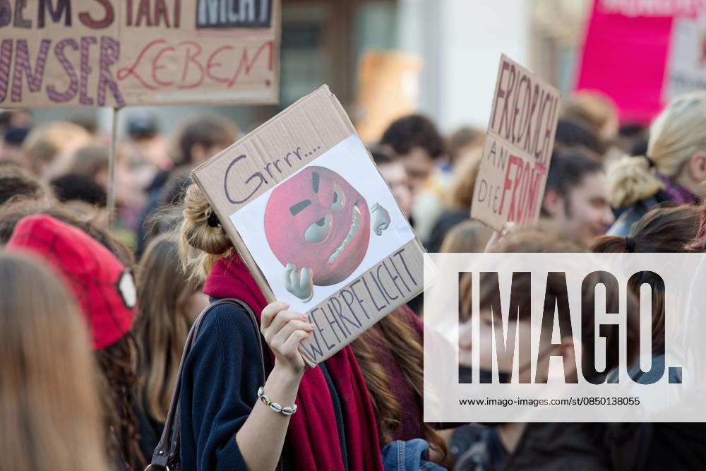 Berlin, Deutschland, DEU - Schulstreik gegen Wehrpflicht 05.03.2026, Berlin, Deutschland, DEU - Schulstreik gegen Wehrpflicht. Schueler aus Berlin streiken gegen eine moegliche Musterungen, Kriegsdienst und eine zunehmende Militarisierung. MODEL RELEASE: NO, PROPERTY RELEASE: NO, (c) Stefan Trappe, http: www.trappe-foto.de, stefan@trappe-foto.de - Bei Verwendung des Fotos ausserhalb journalistischer Zwecke bitte Ruecksprache halten - Jede Nutzung des Fotos ist honorarpflichtig ! Berlin Potsdamer Platz Berlin Deutschland