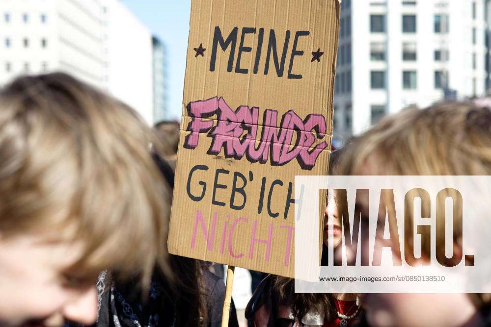 Berlin, Deutschland, DEU - Schulstreik gegen Wehrpflicht 05.03.2026, Berlin, Deutschland, DEU - Schulstreik gegen Wehrpflicht. Schueler aus Berlin streiken gegen eine moegliche Musterungen, Kriegsdienst und eine zunehmende Militarisierung. Demonstrant haelt ein Plakat mit der Aufschrift: Meine Freunde geb ich nicht. MODEL RELEASE: NO, PROPERTY RELEASE: NO, (c) Stefan Trappe, http: www.trappe-foto.de, stefan@trappe-foto.de - Bei Verwendung des Fotos ausserhalb journalistischer Zwecke bitte Ruecksprache halten - Jede Nutzung des Fotos ist honorarpflichtig ! Berlin Potsdamer Platz Berlin Deutschland