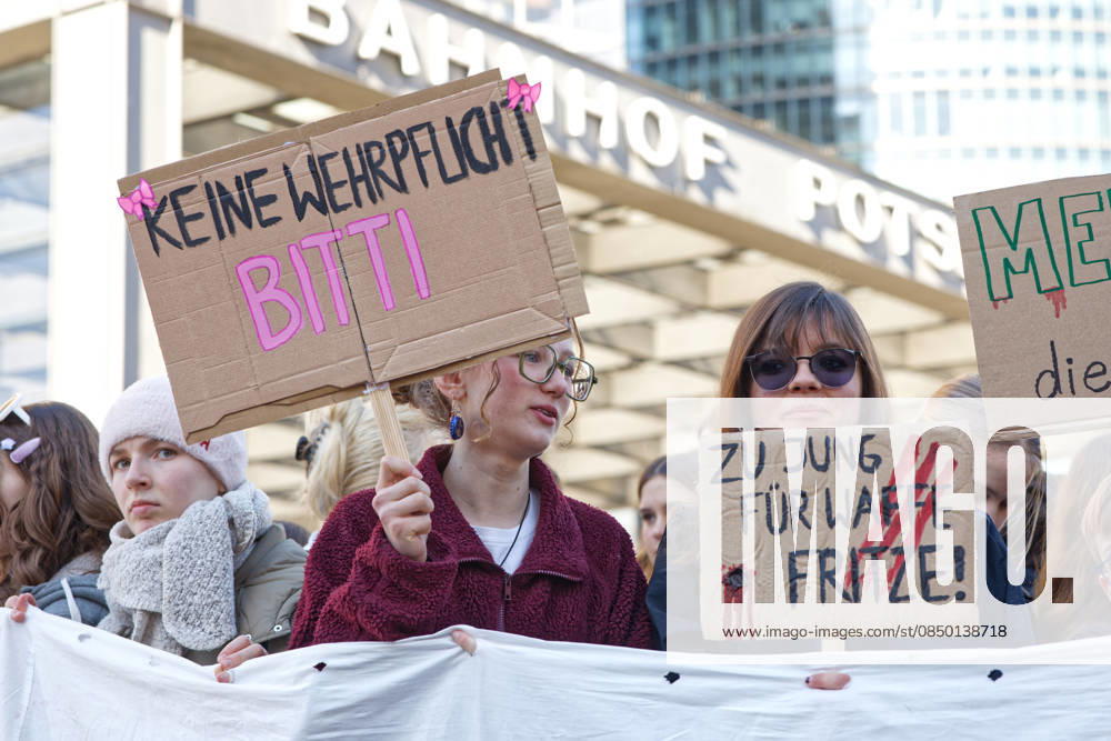 Berlin, Deutschland, DEU - Schulstreik gegen Wehrpflicht 05.03.2026, Berlin, Deutschland, DEU - Schulstreik gegen Wehrpflicht. Schueler aus Berlin streiken gegen eine moegliche Musterungen, Kriegsdienst und eine zunehmende Militarisierung. Demonstrant haelt ein Plakat mit der Aufschrift: Keine Wehrpflicht Bitte. MODEL RELEASE: NO, PROPERTY RELEASE: NO, (c) Stefan Trappe, http: www.trappe-foto.de, stefan@trappe-foto.de - Bei Verwendung des Fotos ausserhalb journalistischer Zwecke bitte Ruecksprache halten - Jede Nutzung des Fotos ist honorarpflichtig ! Berlin Potsdamer Platz Berlin Deutschland