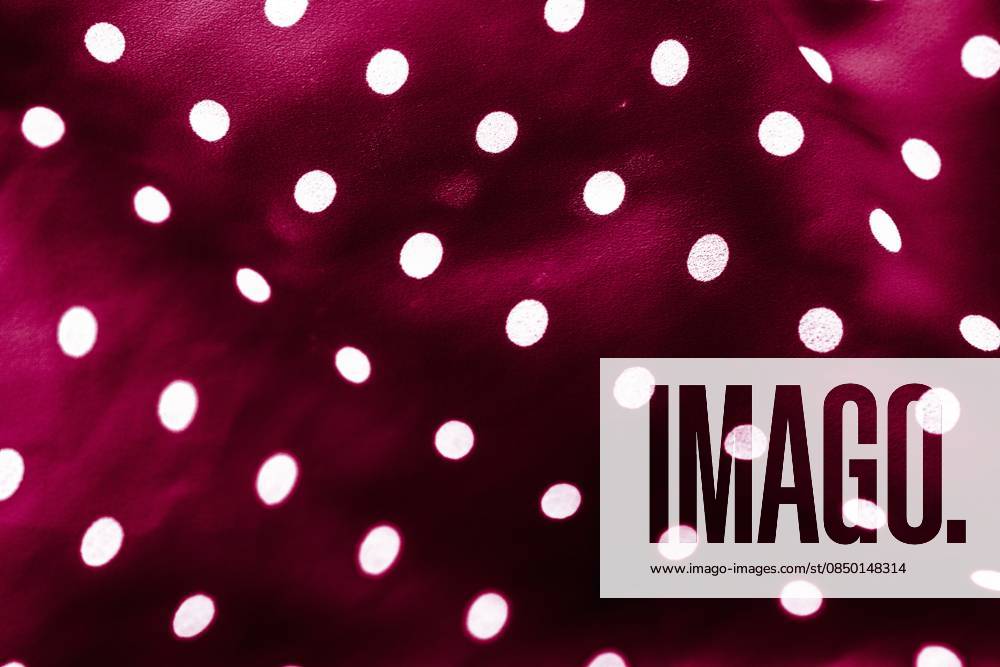 Modedesign, Inneneinrichtung und Vintage Materialkonzept — klassische gepunktete textile Hintergrundtextur, weiße Punkte auf rotem, luxuriösem Stoffdesignmuster Fashion design, interior decor and vintage material concept - Classic polka dot textile background texture, white dots on red luxury fabric design pattern