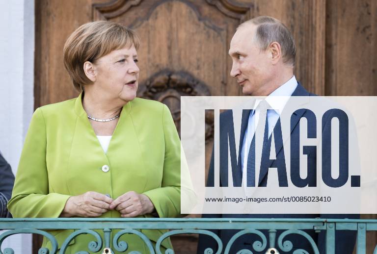 Bundeskanzlerin Angela Merkel (l), CDU, empfaengt den Russischen Praesidenten Wladimir Putin vor Schloss Meseberg. 18.08.2018, Gransee. Berlin Deutschland