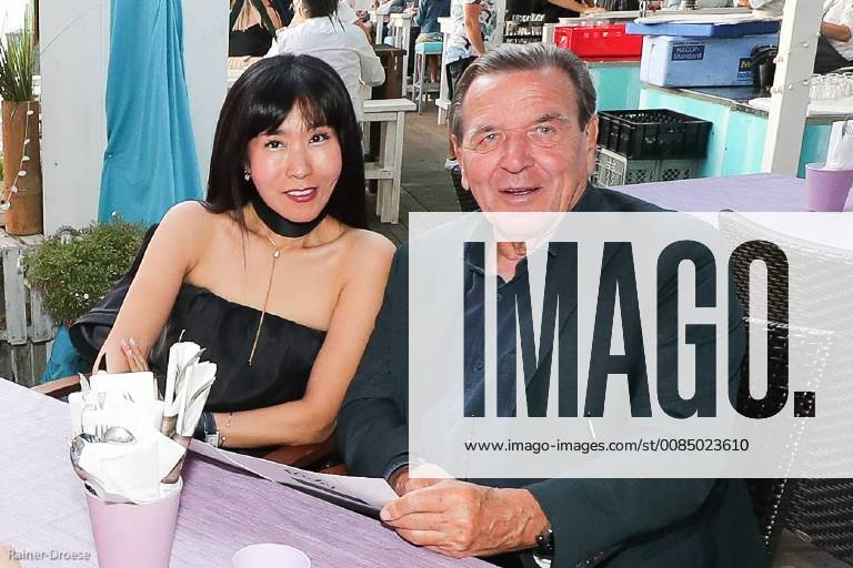 Hannover, Maschseefest, Altkanzler Gerhard Schröder (74) mit Ehefrau Soyeon Kim im Restautant Clichy auf dem Maschseefest in Hannover,