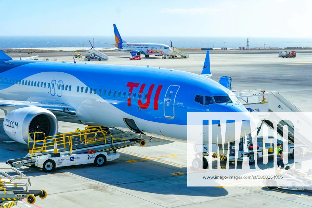 Santa Cruz, Teneriffa, Kanaren, Spanien - TUI Maschine Boeing 737 Max 8 (Dakar G-TUPD) steht bereit zum Einsteigen. Aeropuerto de Tenerife Sur TFS. Hinten steht ein Jet2Holiday Flugzeug. Santa Cruz de Tenerife Teneriffa Spanien