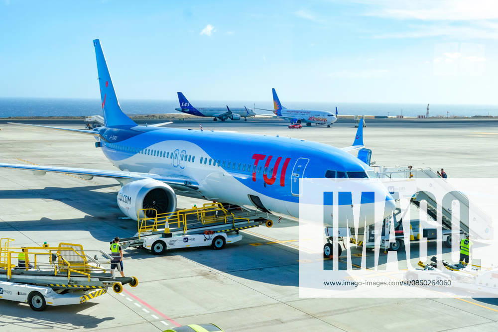 Santa Cruz, Teneriffa, Kanaren, Spanien - TUI Maschine Boeing 737 Max 8 (Dakar G-TUPD) steht bereit zum Einsteigen. Aeropuerto de Tenerife Sur TFS. Hinten stehen ein SAS und ein Jet2Holiday Flugzeug. Santa Cruz de Tenerife Teneriffa Spanien