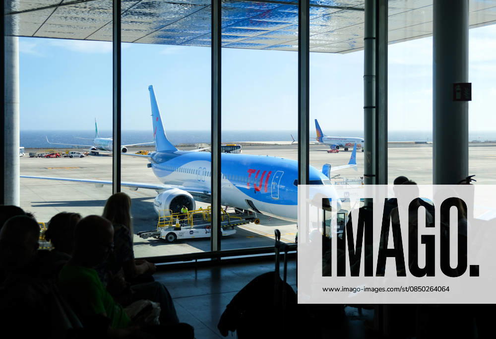 Santa Cruz, Teneriffa, Kanaren, Spanien - TUI Maschine Boeing 737 Max 8 (Dakar G-TUPD) steht bereit zum Einsteigen. Urlauber warten am Gate auf das Boarding zum Rueckflug nach Hause, in die Heimat. Aeropuerto de Tenerife Sur TFS. Santa Cruz de Tenerife Tenerifa Spanien