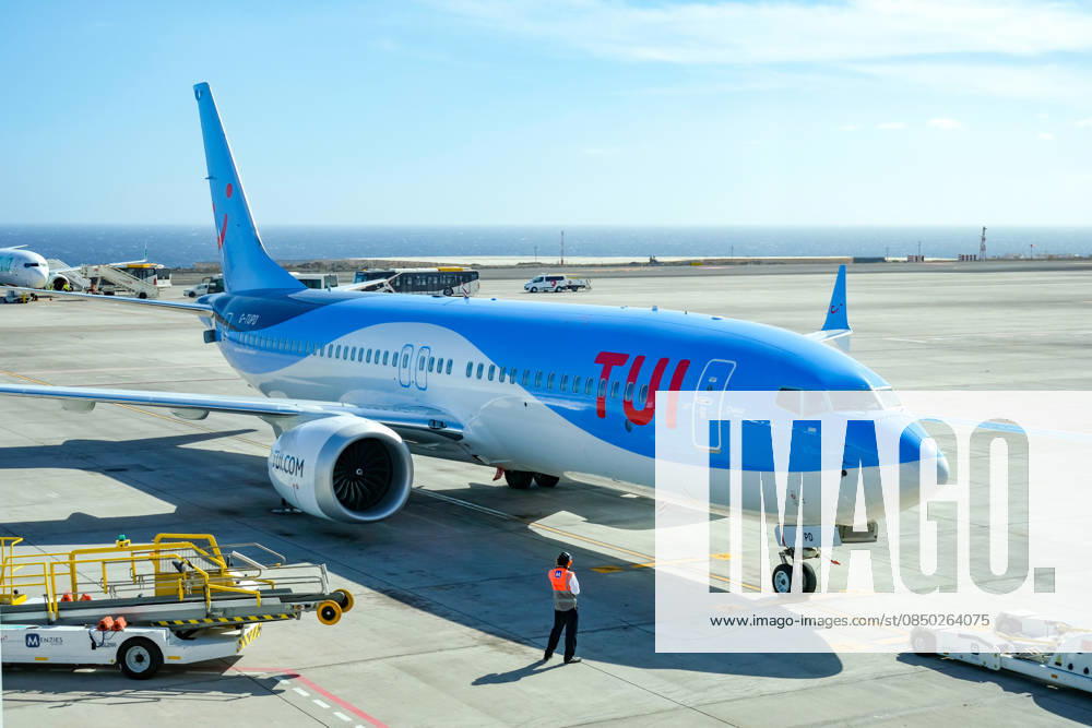 Santa Cruz, Teneriffa, Kanaren, Spanien - TUI Maschine Boeing 737 Max 8 (Dakar G-TUPD) steht am Aeropuerto de Tenerife Sur TFS bereit zum Abflug. Santa Cruz de Tenerife Teneriffa Spanien