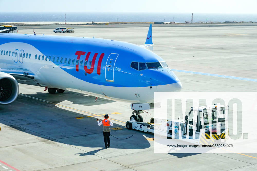 Santa Cruz, Teneriffa, Kanaren, Spanien - TUI Maschine Boeing 737 Max 8 (Dakar G-TUPD) steht am Aeropuerto de Tenerife Sur TFS bereit zum Abflug. Santa Cruz de Tenerife Teneriffa Spanien