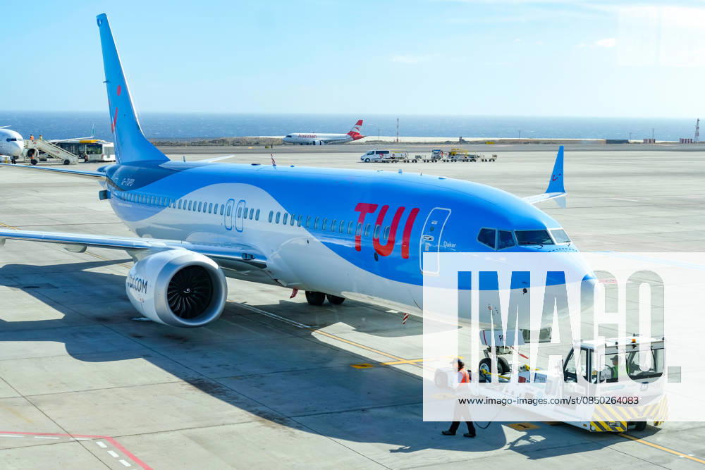 Santa Cruz, Teneriffa, Kanaren, Spanien - TUI Maschine Boeing 737 Max 8 (Dakar G-TUPD) steht am Aeropuerto de Tenerife Sur TFS bereit zum Abflug. Santa Cruz de Tenerife Teneriffa Spanien